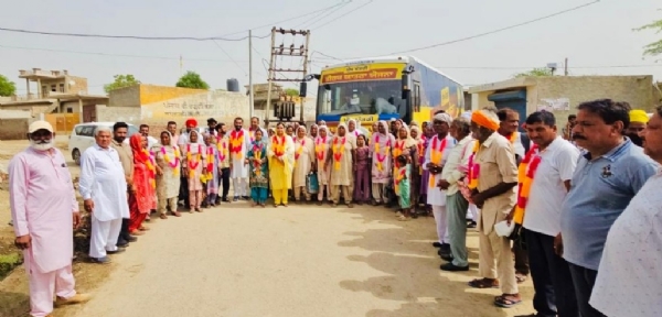ਬੱਸ ਰਵਾਨਾ ਕਰਦੇ ਹੋਏ ਫਾਜ਼ਿਲਕਾ ਦੇ ਵਿਧਾਇਕ ਨਰਿੰਦਰਪਾਲ ਸਿੰਘ ਸਵਨਾ। ਬੱਸ ਰਵਾਨਾ ਕਰਦੇ ਹੋਏ ਫਾਜ਼ਿਲਕਾ ਦੇ ਵਿਧਾਇਕ ਨਰਿੰਦਰਪਾਲ ਸਿੰਘ ਸਵਨਾ।