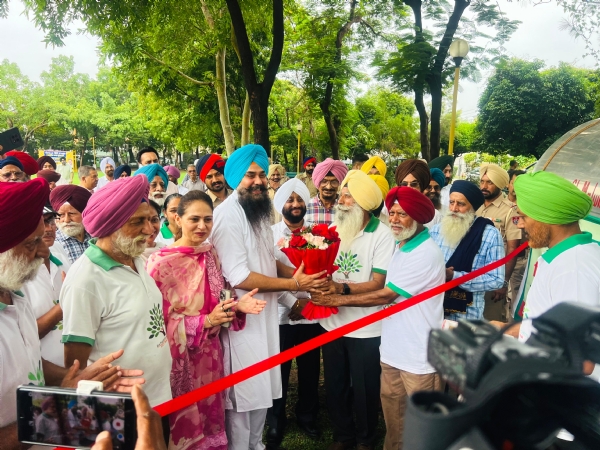 ਸੰਸਦ ਮੈਂਬਰ ਮਾਲਵਿੰਦਰ ਸਿੰਘ ਕੰਗ ਦਾ ਉਦਘਾਟਨ ਕਰਨ ਮੌਕੇ ਗੁਲਦਸਤਾ ਭੇਂਟ ਕਰਦੇ ਹੋਏ ਇਕੋ ਪਲਾਨਟੇਂਸ਼ਨ ਐਸੋਸੀਏਸ਼ਨ ਦੇ ਮੈਂਬਰ। ਸੰਸਦ ਮੈਂਬਰ ਮਾਲਵਿੰਦਰ ਸਿੰਘ ਕੰਗ ਦਾ ਉਦਘਾਟਨ ਕਰਨ ਮੌਕੇ ਗੁਲਦਸਤਾ ਭੇਂਟ ਕਰਦੇ ਹੋਏ ਇਕੋ ਪਲਾਨਟੇਂਸ਼ਨ ਐਸੋਸੀਏਸ਼ਨ ਦੇ ਮੈਂਬਰ।