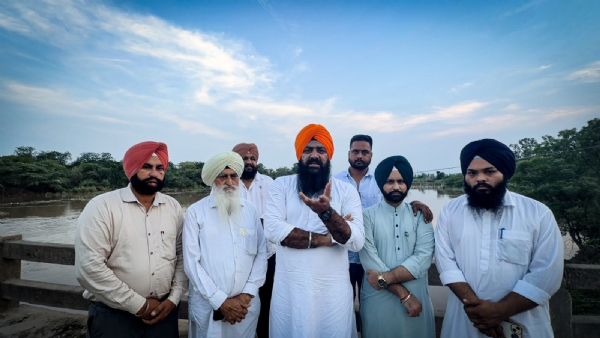 ਯੂਥ ਅਕਾਲੀ ਦਲ ਦੇ ਕੌਮੀ ਪ੍ਰਧਾਨ ਅਤੇ ਘਨੌਰ ਹਲਕੇ ਦੇ ਇੰਚਾਰਜ ਸਰਬਜੀਤ ਸਿੰਘ ਝਿੰਜਰ ਜਾਣਕਾਰੀ ਦਿੰਦੇ ਹੋਏ। ਯੂਥ ਅਕਾਲੀ ਦਲ ਦੇ ਕੌਮੀ ਪ੍ਰਧਾਨ ਅਤੇ ਘਨੌਰ ਹਲਕੇ ਦੇ ਇੰਚਾਰਜ ਸਰਬਜੀਤ ਸਿੰਘ ਝਿੰਜਰ ਜਾਣਕਾਰੀ ਦਿੰਦੇ ਹੋਏ।