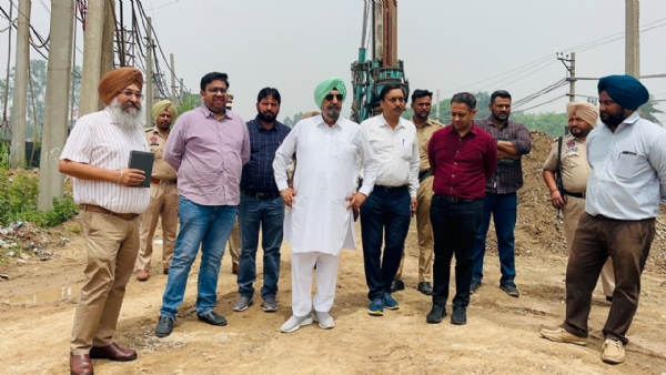 ਵਿਧਾਇਕ ਕੁਲਜੀਤ ਸਿੰਘ ਰੰਧਾਵਾ ਨੇ ਐਸ.ਡੀ.ਐਮ. ਡੇਰਾਬੱਸੀ ਅਮਿਤ ਗੁਪਤਾ ਨਾਲ ਘੱਗਰ ਦਾ ਦੌਰਾ ਕਰਦੇ ਹੋਏ। ਵਿਧਾਇਕ ਕੁਲਜੀਤ ਸਿੰਘ ਰੰਧਾਵਾ ਨੇ ਐਸ.ਡੀ.ਐਮ. ਡੇਰਾਬੱਸੀ ਅਮਿਤ ਗੁਪਤਾ ਨਾਲ ਘੱਗਰ ਦਾ ਦੌਰਾ ਕਰਦੇ ਹੋਏ।