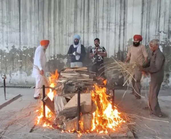 ਲਾਵਾਰਿਸ ਲਾਸ਼ ਦਾ ਅੰਤਿਮ ਸੰਸਕਾਰ ਕਰਦੇ ਹੋਏ ਸਮਾਜ ਸੇਵਾ ਸੋਸਾਇਟੀ ਦੇ ਮੈਂਬਰ। ਲਾਵਾਰਿਸ ਲਾਸ਼ ਦਾ ਅੰਤਿਮ ਸੰਸਕਾਰ ਕਰਦੇ ਹੋਏ ਸਮਾਜ ਸੇਵਾ ਸੋਸਾਇਟੀ ਦੇ ਮੈਂਬਰ।