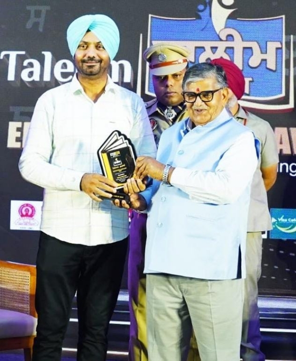 ਪੰਜਾਬ ਦੇ ਰਾਜਪਾਲ ਗੁਲਾਬ ਚੰਦ ਕਟਾਰੀਆ ਮਾਸਟਰ ਕਰਮਜੀਤ ਸਿੰਘ ਗਰੇਵਾਲ ਦਾ ਸਨਮਾਨ ਕਰਦੇ ਹੋਏ। ਪੰਜਾਬ ਦੇ ਰਾਜਪਾਲ ਗੁਲਾਬ ਚੰਦ ਕਟਾਰੀਆ ਮਾਸਟਰ ਕਰਮਜੀਤ ਸਿੰਘ ਗਰੇਵਾਲ ਦਾ ਸਨਮਾਨ ਕਰਦੇ ਹੋਏ।