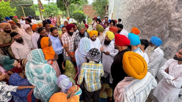 ਲੋਕਾਂ ਦੀਆਂ ਸਮੱਸਿਆਵਾਂ ਸੁਣਦੇ ਹੋਏ ਮੰਤਰੀ ਹਰਭਜਨ ਸਿੰਘ ਈ.ਟੀ.ਓ.। ਲੋਕਾਂ ਦੀਆਂ ਸਮੱਸਿਆਵਾਂ ਸੁਣਦੇ ਹੋਏ ਮੰਤਰੀ ਹਰਭਜਨ ਸਿੰਘ ਈ.ਟੀ.ਓ.।