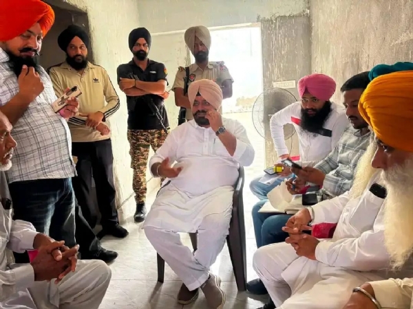 ਪਿੰਡ ਵਾਸੀਆਂ ਦੀਆਂ ਸਮੱਸਿਆਵਾਂ ਸੁਣਦੇ ਹੋਏ ਵਿਧਾਇਕ ਗੁਰਦੀਪ ਸਿੰਘ ਰੰਧਾਵਾ। ਪਿੰਡ ਵਾਸੀਆਂ ਦੀਆਂ ਸਮੱਸਿਆਵਾਂ ਸੁਣਦੇ ਹੋਏ ਵਿਧਾਇਕ ਗੁਰਦੀਪ ਸਿੰਘ ਰੰਧਾਵਾ।