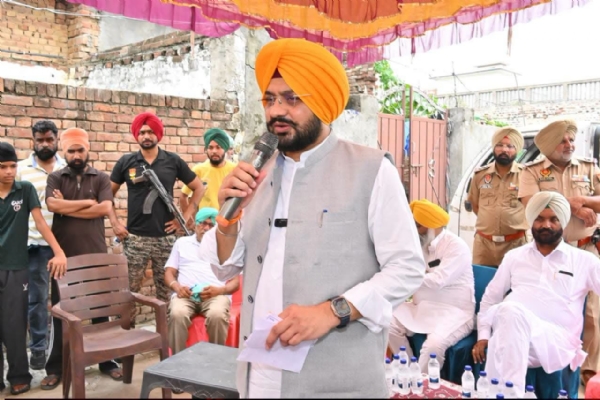 ਲੋਕਾਂ ਨੂੰ ਸੰਬੋਧਨ ਕਰਦੇ ਹੋਏ ਮੰਤਰੀ ਤਰੁਨਪ੍ਰੀਤ ਸਿੰਘ ਸੌਂਦ। ਲੋਕਾਂ ਨੂੰ ਸੰਬੋਧਨ ਕਰਦੇ ਹੋਏ ਮੰਤਰੀ ਤਰੁਨਪ੍ਰੀਤ ਸਿੰਘ ਸੌਂਦ।