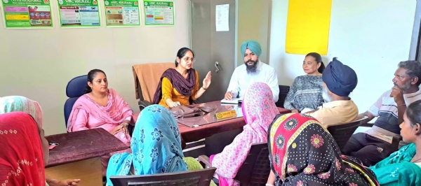 ਐੱਚਪੀਵੀ ਵੈਕਸੀਨ ਸੰਬੰਧੀ ਮਹਿਲਾਵਾਂ ਨੂੰ ਜਾਗਰੂਕ ਕਰਦੇ ਹੋਏ ਡਾ. ਸੁਰਜੀਤ ਕੌਰ। ਐੱਚਪੀਵੀ ਵੈਕਸੀਨ ਸੰਬੰਧੀ ਮਹਿਲਾਵਾਂ ਨੂੰ ਜਾਗਰੂਕ ਕਰਦੇ ਹੋਏ ਡਾ. ਸੁਰਜੀਤ ਕੌਰ।