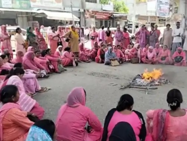 ਜਗਰਾਉਂ ਦੇ ਤਹਿਸੀਲ ਚੌਕ ’ਚ ਪੰਜਾਬ ਸਰਕਾਰ ਦਾ ਪੁਤਲਾ ਫੂਕ ਕੇ ਰੋਸ ਪ੍ਰਦਰਸ਼ਨ ਕਰਦੀਆਂ ਹੋਈਆਂ ਆਸ਼ਾ ਵਰਕਰ ਤੇ ਹੋਰ। ਜਗਰਾਉਂ ਦੇ ਤਹਿਸੀਲ ਚੌਕ ’ਚ ਪੰਜਾਬ ਸਰਕਾਰ ਦਾ ਪੁਤਲਾ ਫੂਕ ਕੇ ਰੋਸ ਪ੍ਰਦਰਸ਼ਨ ਕਰਦੀਆਂ ਹੋਈਆਂ ਆਸ਼ਾ ਵਰਕਰ ਤੇ ਹੋਰ।