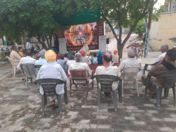 ਸ੍ਰੀ ਗੁਰੂ ਰਵਿਦਾਸ ਜੀ ਮਹਾਰਾਜ ਦੇ ਜੀਵਨ ਉੱਤੇ ਆਧਾਰਿਤ ਡਾਕੂਮੈਂਟਰੀ ਦੇਖਦੇ ਹੋਏ ਪਿੰਡ ਵਾਸੀ। ਸ੍ਰੀ ਗੁਰੂ ਰਵਿਦਾਸ ਜੀ ਮਹਾਰਾਜ ਦੇ ਜੀਵਨ ਉੱਤੇ ਆਧਾਰਿਤ ਡਾਕੂਮੈਂਟਰੀ ਦੇਖਦੇ ਹੋਏ ਪਿੰਡ ਵਾਸੀ।