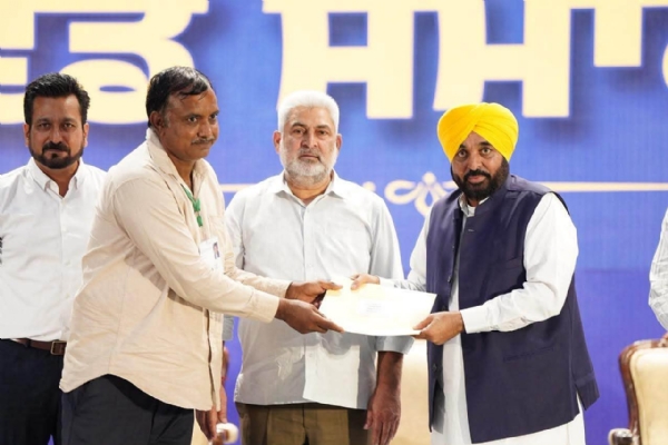 ਕਰਮਚਾਰੀਆਂ ਨੂੰ ਰੈਗੂਲਰ ਕਰਨ ਸਬੰਧੀ ਨਿਯੁਕਤੀ ਪੱਤਰ ਸੌਂਪਦੇ ਹੋਏ ਮੁੱਖ ਮੰਤਰੀ ਭਗਵੰਤ ਸਿੰਘ ਮਾਨ। ਕਰਮਚਾਰੀਆਂ ਨੂੰ ਰੈਗੂਲਰ ਕਰਨ ਸਬੰਧੀ ਨਿਯੁਕਤੀ ਪੱਤਰ ਸੌਂਪਦੇ ਹੋਏ ਮੁੱਖ ਮੰਤਰੀ ਭਗਵੰਤ ਸਿੰਘ ਮਾਨ।