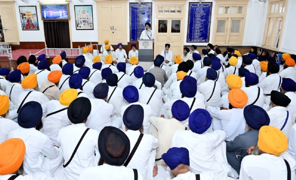 ਮਾਝਾ ਜ਼ੋਨ ਦੇ ਪ੍ਰਚਾਰਕਾਂ, ਢਾਡੀਆਂ ਤੇ ਕਵੀਸ਼ਰਾਂ ਨੂੰ ਸੰਬੋਧਨ ਕਰਦੇ ਹੋਏ ਪ੍ਰਧਾਨ ਐਡਵੋਕੇਟ ਹਰਜਿੰਦਰ ਸਿੰਘ ਧਾਮੀ। ਮਾਝਾ ਜ਼ੋਨ ਦੇ ਪ੍ਰਚਾਰਕਾਂ, ਢਾਡੀਆਂ ਤੇ ਕਵੀਸ਼ਰਾਂ ਨੂੰ ਸੰਬੋਧਨ ਕਰਦੇ ਹੋਏ ਪ੍ਰਧਾਨ ਐਡਵੋਕੇਟ ਹਰਜਿੰਦਰ ਸਿੰਘ ਧਾਮੀ।