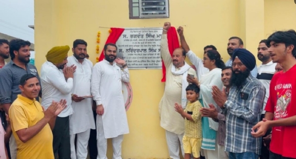 ਨੀਂਹ ਪੱਥਰ ਰੱਖਦੇ ਹੋਏ ਵਿਧਾਇਕ ਨਰਿੰਦਰ ਪਾਲ ਸਿੰਘ ਸਵਨਾ ਤੇ ਪਿੰਡ ਵਾਸੀ। ਨੀਂਹ ਪੱਥਰ ਰੱਖਦੇ ਹੋਏ ਵਿਧਾਇਕ ਨਰਿੰਦਰ ਪਾਲ ਸਿੰਘ ਸਵਨਾ ਤੇ ਪਿੰਡ ਵਾਸੀ।