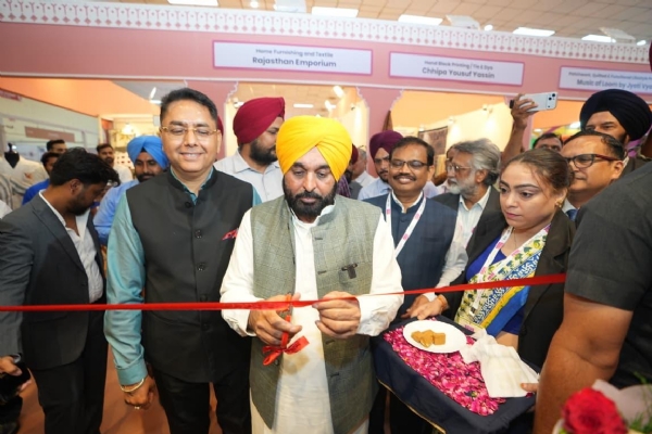 ਭਾਰਤ ਟੈਕਸ 2026 ਦੌਰਾਨ ਪੰਜਾਬ ਸਟੇਟ ਪੈਵੇਲੀਅਨ ਦਾ ਉਦਘਾਟਨ ਕਰਦੇ ਹੋਏ ਮੁੱਖ ਮੰਤਰੀ ਭਗਵੰਤ ਸਿੰਘ ਮਾਨ ਤੇ ਨਾਲ ਅਮਨ ਅਰੋੜਾ। ਭਾਰਤ ਟੈਕਸ 2026 ਦੌਰਾਨ ਪੰਜਾਬ ਸਟੇਟ ਪੈਵੇਲੀਅਨ ਦਾ ਉਦਘਾਟਨ ਕਰਦੇ ਹੋਏ ਮੁੱਖ ਮੰਤਰੀ ਭਗਵੰਤ ਸਿੰਘ ਮਾਨ ਤੇ ਨਾਲ ਅਮਨ ਅਰੋੜਾ।