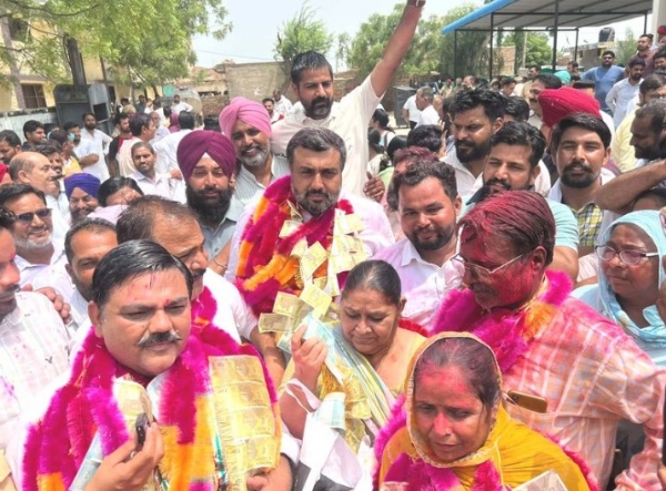 ਅਰਨੀਵਾਲਾ ਨਗਰ ਪੰਚਾਇਤ ਵਿੱਚ ਆਪ ਦੀ ਮਹਿਲਾ ਕੋਂਸਲਰ ਮੋਨੂ ਕੁੱਕੜ ਦਾ ਪ੍ਰਧਾਨ ਬਣਨ ’ਤੇ ਜਸ਼ਨ ਮਨਾਉਂਦੇ ਹੋਏ ਵਰਕਰ। ਅਰਨੀਵਾਲਾ ਨਗਰ ਪੰਚਾਇਤ ਵਿੱਚ ਆਪ ਦੀ ਮਹਿਲਾ ਕੋਂਸਲਰ ਮੋਨੂ ਕੁੱਕੜ ਦਾ ਪ੍ਰਧਾਨ ਬਣਨ ’ਤੇ ਜਸ਼ਨ ਮਨਾਉਂਦੇ ਹੋਏ ਵਰਕਰ।