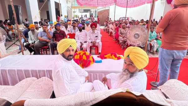 ਲੋਕਾਂ ਦੀਆਂ ਸਮੱਸਿਆਵਾਂ ਸੁਣਦੇ ਹੋਏ ਮੰਤਰੀ ਹਰਭਜਨ ਸਿੰਘ ਈ.ਟੀ.ਓ.।