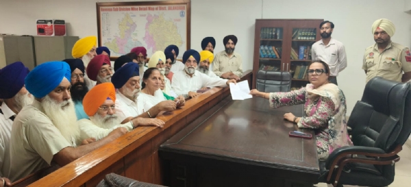 ਏਡੀਸੀ ਅਮਨਿੰਦਰ ਕੌਰ ਬਰਾੜ ਨੂੰ ਮੰਗ ਪੱਤਰ ਸੌਂਪਦੇ ਹੋਈ ਸਿੱਖ ਜਥੇਬੰਦੀਆਂ ਦੇ ਮੋਹਤਬਰ।