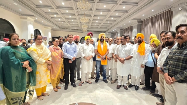 ਆਪ ਦੇ ਵਲੰਟੀਅਰਾਂ ਨਾਲ ਪੰਜਾਬ ਜਨਰਲ ਸਕੱਤਰ ਅਤੇ ਮੁੱਖ ਬੁਲਾਰੇ ਬਲਤੇਜ ਸਿੰਘ ਪਨੂੰ ਅਤੇ ਪੀਆਰਟੀਸੀ ਦੇ ਚੇਅਰਮੈਨ ਹਰਪਾਲ ਜੁਨੇਜਾ।