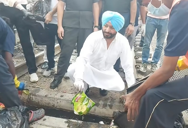 ਲੁਧਿਆਣਾ ਦੇ ਰੇਲਵੇ ਸਟੇਸ਼ਨ ਵਿਖੇ ਸਫਾਈ ਕਰਦੇ ਹੋਏ ਕੇਂਦਰੀ ਰੇਲ ਰਾਜ ਮੰਤਰੀ ਰਵਨੀਤ ਸਿੰਘ ਬਿੱਟੂ। ਲੁਧਿਆਣਾ ਦੇ ਰੇਲਵੇ ਸਟੇਸ਼ਨ ਵਿਖੇ ਸਫਾਈ ਕਰਦੇ ਹੋਏ ਕੇਂਦਰੀ ਰੇਲ ਰਾਜ ਮੰਤਰੀ ਰਵਨੀਤ ਸਿੰਘ ਬਿੱਟੂ।
