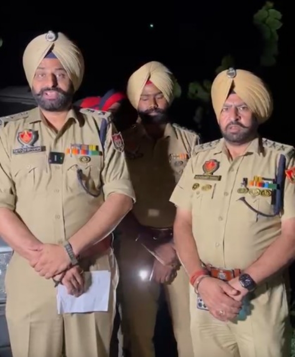ਕੰਵਲਪ੍ਰੀਤ ਸਿੰਘ ਚਾਹਲ ਐਸਐਸਪੀ ਦਿਹਾਤੀ ਅੰਮ੍ਰਿਤਸਰ ਜਾਣਕਾਰੀ ਦਿੰਦੇ ਹੋਏ। ਕੰਵਲਪ੍ਰੀਤ ਸਿੰਘ ਚਾਹਲ ਐਸਐਸਪੀ ਦਿਹਾਤੀ ਅੰਮ੍ਰਿਤਸਰ ਜਾਣਕਾਰੀ ਦਿੰਦੇ ਹੋਏ।