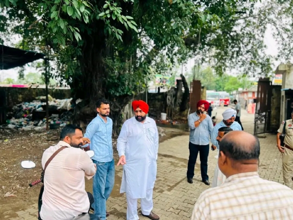ਕੂੜਾ ਪ੍ਰਬੰਧਨ ਦੇ ਕੰਮਾਂ ਦਾ ਨਿਰੀਖਣ ਕਰਦੇ ਹੋਏ ਮੇਅਰ ਭੁਪਿੰਦਰ ਸਿੰਘ ਬਾਜਵਾ।
