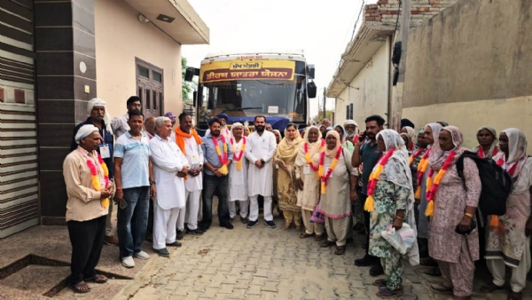 ਫਾਜ਼ਿਲਕਾ ਦੇ ਵਿਧਾਇਕ ਨਰਿੰਦਰਪਾਲ ਸਿੰਘ ਸਵਨਾ ਬੱਸ ਰਵਾਨਾ ਕਰਦੇ ਹੋਏ।