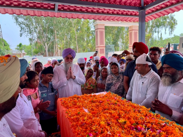 ਸਪੀਕਰ ਕੁਲਤਾਰ ਸਿੰਘ ਸੰਧਵਾਂ ਸ਼ਹੀਦ ਬਲਬੀਰ ਸਿੰਘ ਨੂੰ ਸ਼ਰਧਾ ਦੇ ਫੁੱਲ ਭੇਂਟ ਕਰਦੇ ਹੋਏ। ਸਪੀਕਰ ਕੁਲਤਾਰ ਸਿੰਘ ਸੰਧਵਾਂ ਸ਼ਹੀਦ ਬਲਬੀਰ ਸਿੰਘ ਨੂੰ ਸ਼ਰਧਾ ਦੇ ਫੁੱਲ ਭੇਂਟ ਕਰਦੇ ਹੋਏ।