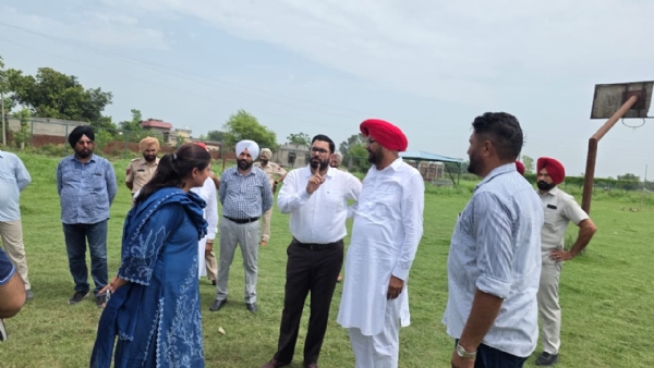ਪ੍ਰੋਗਰਾਮ ਸਥਾਨ ਦਾ ਦੌਰਾ ਕਰਦੇ ਹੋਏ ਵਿਧਾਇਕ ਕੁਲਦੀਪ ਸਿੰਘ ਧਾਲੀਵਾਲ, ਡਿਪਟੀ ਕਮਿਸ਼ਨਰ ਅਤੇ ਹੋਰ ਅਧਿਕਾਰੀ। ਪ੍ਰੋਗਰਾਮ ਸਥਾਨ ਦਾ ਦੌਰਾ ਕਰਦੇ ਹੋਏ ਵਿਧਾਇਕ ਕੁਲਦੀਪ ਸਿੰਘ ਧਾਲੀਵਾਲ, ਡਿਪਟੀ ਕਮਿਸ਼ਨਰ ਅਤੇ ਹੋਰ ਅਧਿਕਾਰੀ।