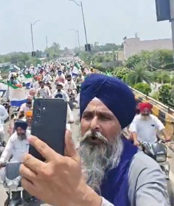 ਕਿਸਾਨ ਆਗੂ ਸਰਵਣ ਸਿੰਘ ਪੰਧੇਰ ਮੋਟਰਸਾਈਕਲ ਰੈਲੀ ਦੀ ਅਗਵਾਈ ਕਰਦੇ ਹੋਏ। ਕਿਸਾਨ ਆਗੂ ਸਰਵਣ ਸਿੰਘ ਪੰਧੇਰ ਮੋਟਰਸਾਈਕਲ ਰੈਲੀ ਦੀ ਅਗਵਾਈ ਕਰਦੇ ਹੋਏ।