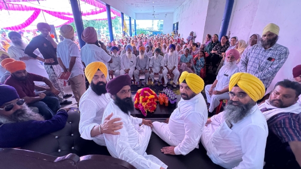 ਲੋਕਾਂ ਦੀਆਂ ਸਮੱਸਿਆਵਾਂ ਸੁਣਦੇ ਹੋਏ ਮੰਤਰੀ ਹਰਭਜਨ ਸਿੰਘ ਈ.ਟੀ.ਓ.। ਲੋਕਾਂ ਦੀਆਂ ਸਮੱਸਿਆਵਾਂ ਸੁਣਦੇ ਹੋਏ ਮੰਤਰੀ ਹਰਭਜਨ ਸਿੰਘ ਈ.ਟੀ.ਓ.।