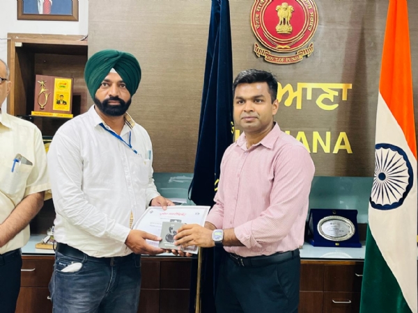 ਬੀ.ਐੱਲ.ਓਜ਼ ਦਾ ਸਨਮਾਨ ਕਰਦੇ ਹੋਏ ਡਿਪਟੀ ਕਮਿਸ਼ਨਰ ਲੁਧਿਆਣਾ ਹਿਮਾਂਸ਼ੂ ਜੈਨ । ਬੀ.ਐੱਲ.ਓਜ਼ ਦਾ ਸਨਮਾਨ ਕਰਦੇ ਹੋਏ ਡਿਪਟੀ ਕਮਿਸ਼ਨਰ ਲੁਧਿਆਣਾ ਹਿਮਾਂਸ਼ੂ ਜੈਨ ।