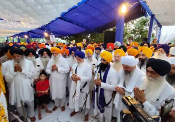 ਅਰਦਾਸ ਕਰਦੇ ਹੋਏ ਸ੍ਰੀ ਅਕਾਲ ਤਖ਼ਤ ਸਾਹਿਬ ਦੇ ਕਾਰਜਕਾਰੀ ਜਥੇਦਾਰ ਗਿਆਨੀ ਕੁਲਦੀਪ ਸਿੰਘ ਗਰਗੱਜ ਤੇ ਹਾਜ਼ਰ ਸੰਗਤ। ਅਰਦਾਸ ਕਰਦੇ ਹੋਏ ਸ੍ਰੀ ਅਕਾਲ ਤਖ਼ਤ ਸਾਹਿਬ ਦੇ ਕਾਰਜਕਾਰੀ ਜਥੇਦਾਰ ਗਿਆਨੀ ਕੁਲਦੀਪ ਸਿੰਘ ਗਰਗੱਜ ਤੇ ਹਾਜ਼ਰ ਸੰਗਤ।