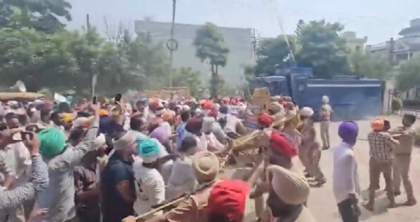 ਮਨਰੇਗਾ ਮੁਲਾਜ਼ਮਾਂ ਦੇ ਪ੍ਰਦਰਸ਼ਨ ਦੌਰਾਨ ਪੁਲਿਸ ਵੱਲੋਂ ਕੀਤੀ ਲਾਠੀਚਾਰਜ।
