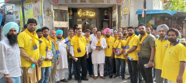 ਮੁਹਿੰਮ ਦੀ ਸ਼ੁਰੂਆਤ ਤੋਂ ਪਹਿਲਾਂ ਤੇਜਿੰਦਰ ਮਹਿਤਾ ਅਤੇ ਟੀਮ ਮੈਂਬਰਾਂ ਗੁਰਦੁਆਰਾ ਮੋਤੀ ਬਾਗ ਸਾਹਿਬ ਵਿਖੇ ਨਤਮਸਤਕ ਹੁੰਦੇ ਹੋਏ।