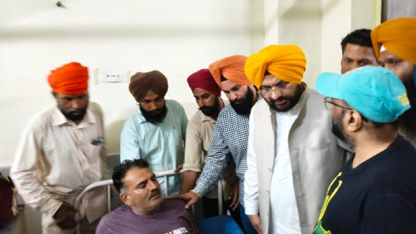 ਜਖਮੀ ਮਨਰੇਗਾ ਕਰਮਚਾਰੀਆਂ ਦਾ ਹਾਲ ਪੁੱਛਦੇ ਹੋਏ ਮੰਤਰੀ ਤਰੁਨਪ੍ਰੀਤ ਸਿੰਘ ਸੌਂਦ। ਜਖਮੀ ਮਨਰੇਗਾ ਕਰਮਚਾਰੀਆਂ ਦਾ ਹਾਲ ਪੁੱਛਦੇ ਹੋਏ ਮੰਤਰੀ ਤਰੁਨਪ੍ਰੀਤ ਸਿੰਘ ਸੌਂਦ।