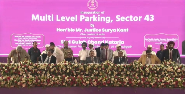चंडीगढ़ में आयोजित कार्यक्रम में भाग लेते मुख्य न्यायधीश तथा पंजाब के राज्यपाल चंडीगढ़ में आयोजित कार्यक्रम में भाग लेते मुख्य न्यायधीश तथा पंजाब के राज्यपाल