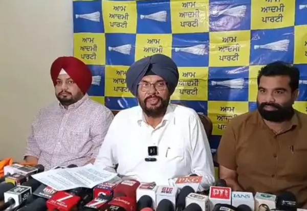 ਸੰਬੋਧਨ ਕਰਦੇ ਹੋਏ ਆਮ ਆਦਮੀ ਪਾਰਟੀ ਦੇ ਮੁੱਖ ਬੁਲਾਰੇ ਅਤੇ ਸਾਬਕਾ ਕੈਬਨਿਟ ਮੰਤਰੀ ਕੁਲਦੀਪ ਸਿੰਘ ਧਾਲੀਵਾਲ। ਸੰਬੋਧਨ ਕਰਦੇ ਹੋਏ ਆਮ ਆਦਮੀ ਪਾਰਟੀ ਦੇ ਮੁੱਖ ਬੁਲਾਰੇ ਅਤੇ ਸਾਬਕਾ ਕੈਬਨਿਟ ਮੰਤਰੀ ਕੁਲਦੀਪ ਸਿੰਘ ਧਾਲੀਵਾਲ।