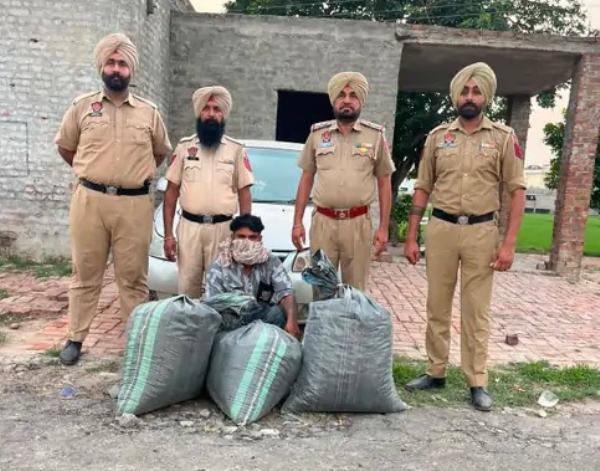 ਪੁਲਿਸ ਹਿਰਾਸਤ ’ਚ ਮੁਲਜ਼ਮ। ਪੁਲਿਸ ਹਿਰਾਸਤ ’ਚ ਮੁਲਜ਼ਮ।