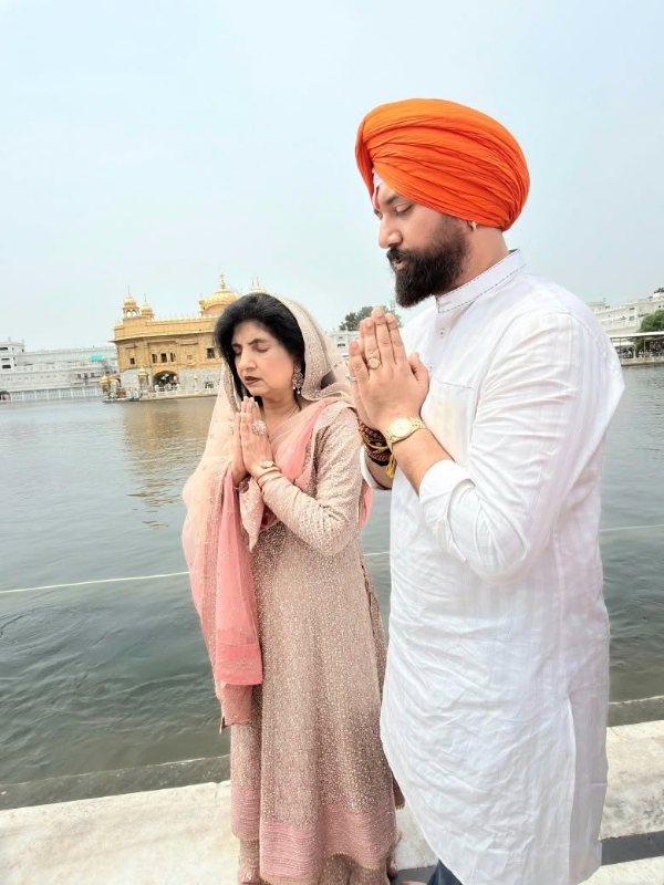 ਸ੍ਰੀ ਹਰਿਮੰਦਰ ਸਾਹਿਬ ਵਿਖੇ ਮੱਥਾ ਟੇਕਦੇ ਹੋਏ  ਚਿਰਾਗ ਪਾਸਵਾਨ ਤੇ ਨਾਲ ਉਨ੍ਹਾਂ ਦੀ ਮਾਤਾ।