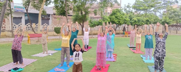 ਯੋਗਾ ਕਰਦੀਆਂ ਹੋਈਆਂ ਮਹਿਲਾਵਾਂ ਤੇ ਬੱਚੇ।