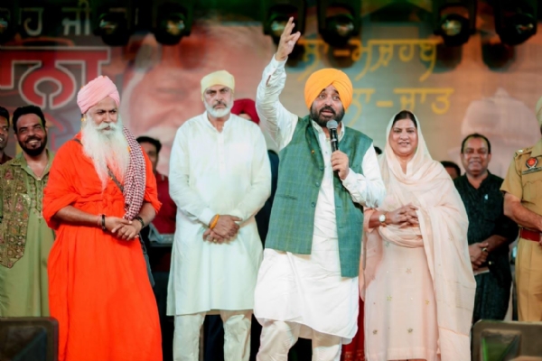 ਮੇਲੇ ਦੌਰਾਨ ਸੰਗਤ ਨੂੰ ਸੰਬੋਧਨ ਕਰਦੇ ਹੋਏ ਮੁੱਖ ਮੰਤਰੀ ਭਗਵੰਤ ਸਿੰਘ ਮਾਨ।