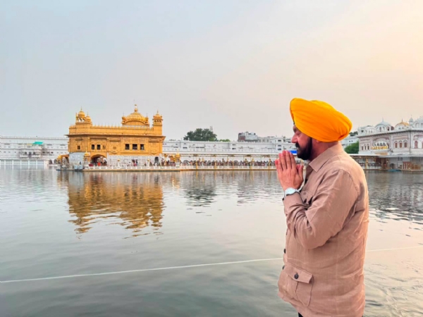 ਸ੍ਰੀ ਹਰਿਮੰਦਰ ਸਾਹਿਬ ਨਤਮਸਤਕ ਹੁੰਦੇ ਹੋਏ ਮਨੁੱਖੀ ਅਧਿਕਾਰ ਕਮਿਸ਼ਨ ਮੈਂਬਰ ਜਤਿੰਦਰ ਸਿੰਘ ਸੰਟੀ।