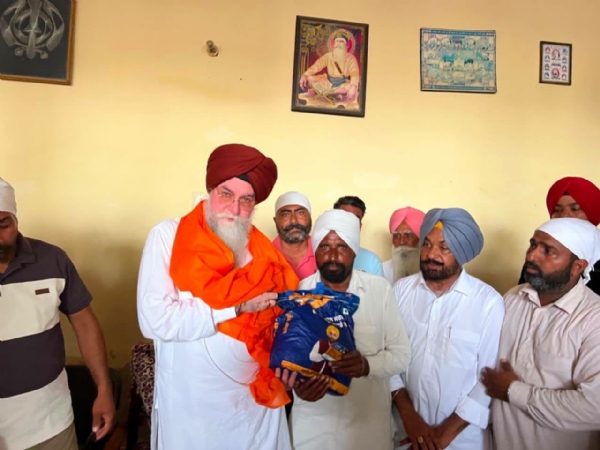 ਲੋੜਵੰਦ ਪਰਿਵਾਰਾਂ ਨੂੰ ਰਾਸ਼ਨ ਕਿੱਟਾਂ ਵੰਡਦੇ ਹੋਏ ਸਪੀਕਰ ਕੁਲਤਾਰ ਸਿੰਘ ਸੰਧਵਾਂ।