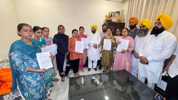 ਨਵ-ਨਿਯੁਕਤ ਆਂਗਣਵਾੜੀ ਵਰਕਰਾਂ ਨੂੰ ਨਿਯੁਕਤੀ ਪੱਤਰ ਵੰਡਦੇ ਹੋਏ ਕੈਬਨਿਟ ਮੰਤਰੀ ਹਰਭਜਨ ਸਿੰਘ ਈ.ਟੀ.ਓ.। ਨਵ-ਨਿਯੁਕਤ ਆਂਗਣਵਾੜੀ ਵਰਕਰਾਂ ਨੂੰ ਨਿਯੁਕਤੀ ਪੱਤਰ ਵੰਡਦੇ ਹੋਏ ਕੈਬਨਿਟ ਮੰਤਰੀ ਹਰਭਜਨ ਸਿੰਘ ਈ.ਟੀ.ਓ.।
