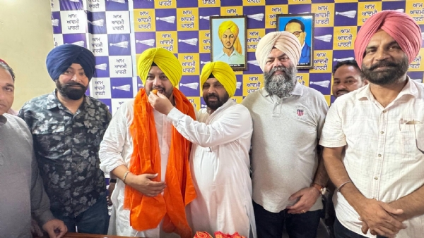 ਮੰਤਰੀ ਹਰਭਜਨ ਸਿੰਘ ਈ.ਟੀ.ਓ. ਚੇਅਰਮੈਨ ਸਰਬਜੋਤ ਸਿੰਘ ਧੰਜਲ ਦਾ ਮੂੰਹ ਮਿੱਠਾ ਕਰਵਾਉਂਦੇ ਹੋਏ।