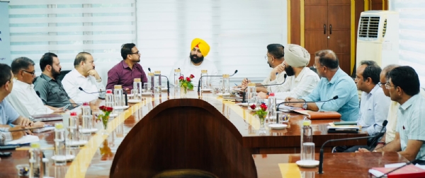 ਮੀਟਿੰਗ ਕਰਦੇ ਹੋਏ ਸਿੱਖਿਆ ਮੰਤਰੀ ਹਰਜੋਤ ਸਿੰਘ ਬੈਂਸ।