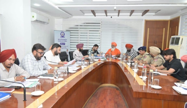 ਰਾਜ ਸਭਾ ਮੈਂਬਰ ਸੰਤ ਬਲਬੀਰ ਸਿੰਘ ਸੀਚੇਵਾਲ ਮੀਟਿੰਗ ਕਰਦੇ ਹੋਏ। ਰਾਜ ਸਭਾ ਮੈਂਬਰ ਸੰਤ ਬਲਬੀਰ ਸਿੰਘ ਸੀਚੇਵਾਲ ਮੀਟਿੰਗ ਕਰਦੇ ਹੋਏ।