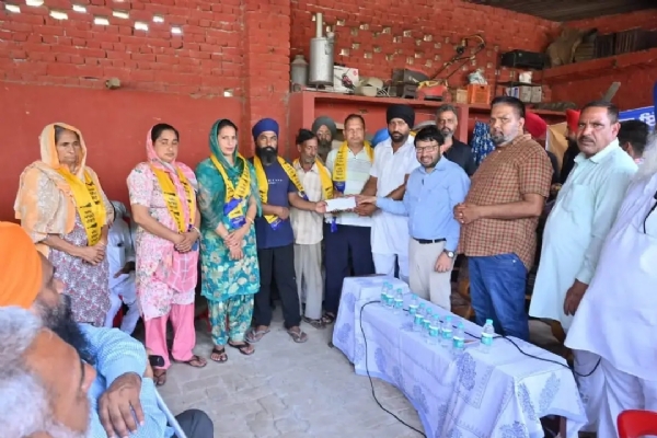 ਪਿੰਡ ਵਾਸੀਆਂ ਨੂੰ ਵਿਕਾਸ ਕਾਰਜਾਂ ਲਈ ਚੈੱਕ ਸੌਂਪਦੇ ਹੋਏ ਮੰਤਰੀ ਰਵਜੋਤ ਸਿੰਘ। ਪਿੰਡ ਵਾਸੀਆਂ ਨੂੰ ਵਿਕਾਸ ਕਾਰਜਾਂ ਲਈ ਚੈੱਕ ਸੌਂਪਦੇ ਹੋਏ ਮੰਤਰੀ ਰਵਜੋਤ ਸਿੰਘ।