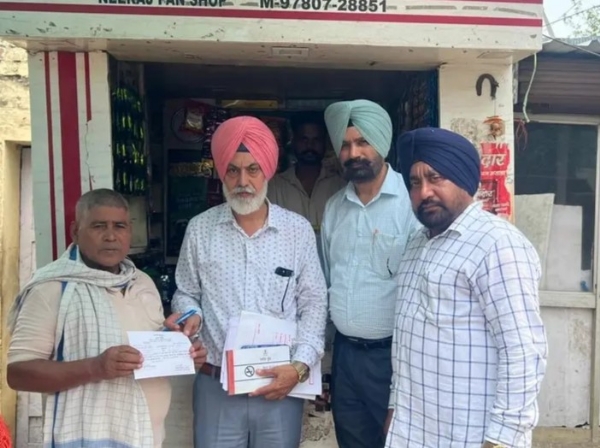 ਤੰਬਾਕੂ ਕੰਟਰੋਲ ਐਕਟ ਦੀ ਉਲੰਘਣਾ ਕਰਨ ਵਾਲ਼ਿਆਂ ਦੇ ਚਲਾਨ ਕੱਟਦੀ ਸਿਹਤ ਵਿਭਾਗ ਦੀ ਟੀਮ। ਤੰਬਾਕੂ ਕੰਟਰੋਲ ਐਕਟ ਦੀ ਉਲੰਘਣਾ ਕਰਨ ਵਾਲ਼ਿਆਂ ਦੇ ਚਲਾਨ ਕੱਟਦੀ ਸਿਹਤ ਵਿਭਾਗ ਦੀ ਟੀਮ।
