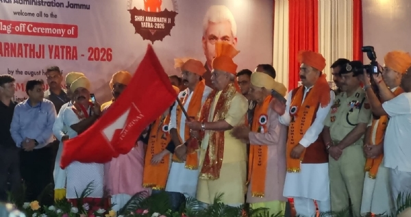 4,822 ਸ਼ਰਧਾਲੂਆਂ ਦਾ ਪਹਿਲਾ ਜੱਥਾ ਸ਼੍ਰੀ ਅਮਰਨਾਥ ਯਾਤਰਾ ਲਈ ਜੰਮੂ ਤੋਂ ਰਵਾਨਾ ਹੋਇਆ। ਉਪ ਰਾਜਪਾਲ ਨੇ ਇਸਨੂੰ ਝੰਡੀ ਦਿਖਾ ਕੇ ਰਵਾਨਾ ਕੀਤਾ। 4,822 ਸ਼ਰਧਾਲੂਆਂ ਦਾ ਪਹਿਲਾ ਜੱਥਾ ਸ਼੍ਰੀ ਅਮਰਨਾਥ ਯਾਤਰਾ ਲਈ ਜੰਮੂ ਤੋਂ ਰਵਾਨਾ ਹੋਇਆ। ਉਪ ਰਾਜਪਾਲ ਨੇ ਇਸਨੂੰ ਝੰਡੀ ਦਿਖਾ ਕੇ ਰਵਾਨਾ ਕੀਤਾ।