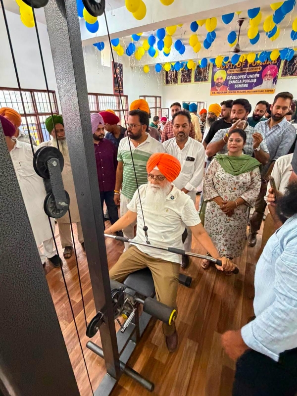 ਜਿਮ ’ਚ ਕਸਰਤ ਕਰਦੇ ਹੋਏ ਵਿਧਾਇਕ ਡਾ. ਇੰਦਰਬੀਰ ਸਿੰਘ ਨਿੱਝਰ। ਜਿਮ ’ਚ ਕਸਰਤ ਕਰਦੇ ਹੋਏ ਵਿਧਾਇਕ ਡਾ. ਇੰਦਰਬੀਰ ਸਿੰਘ ਨਿੱਝਰ।