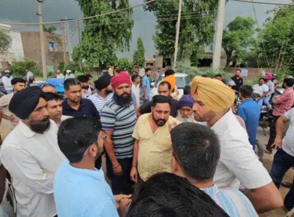 ਸੜਕ ਜਾਮ ਕਰ ਪ੍ਰਦਰਸ਼ਨ ਕਰਦੇ ਹੋੇਏ ਕਿਸਾਨ। ਸੜਕ ਜਾਮ ਕਰ ਪ੍ਰਦਰਸ਼ਨ ਕਰਦੇ ਹੋੇਏ ਕਿਸਾਨ।